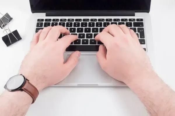 QWERTY vs. QWERTZ: Ktoré rozloženie klávesnice je lepšie pre slovenské texty?