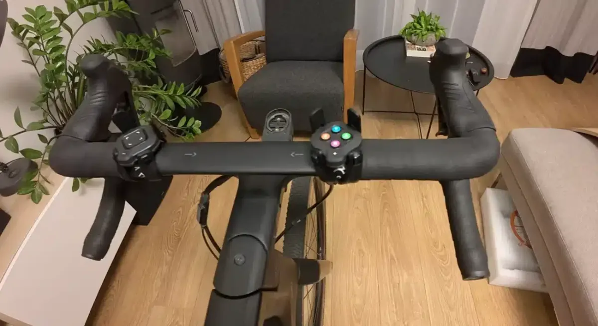 Zwift clik ovládače na riadilách bicykla